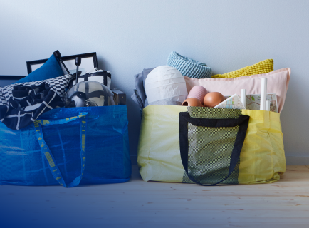 Eine blaue und eine gelbe IKEA-Tasche, gefüllt mit Produkten