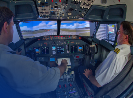 Zwei Männer im Cockpit eines Flugsimulators