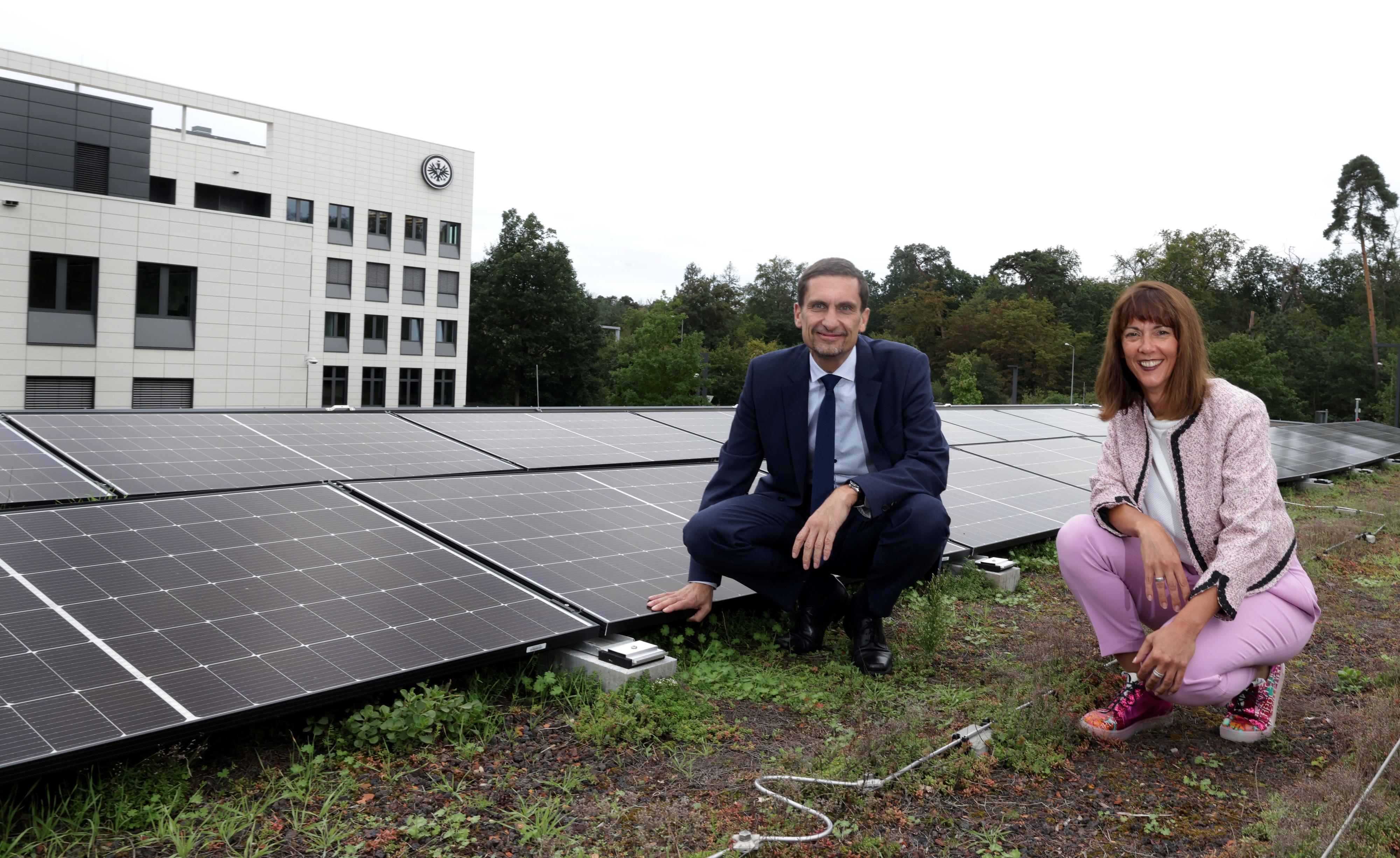 Ein Mann und eine Frau besichtigen eine Solaranlage