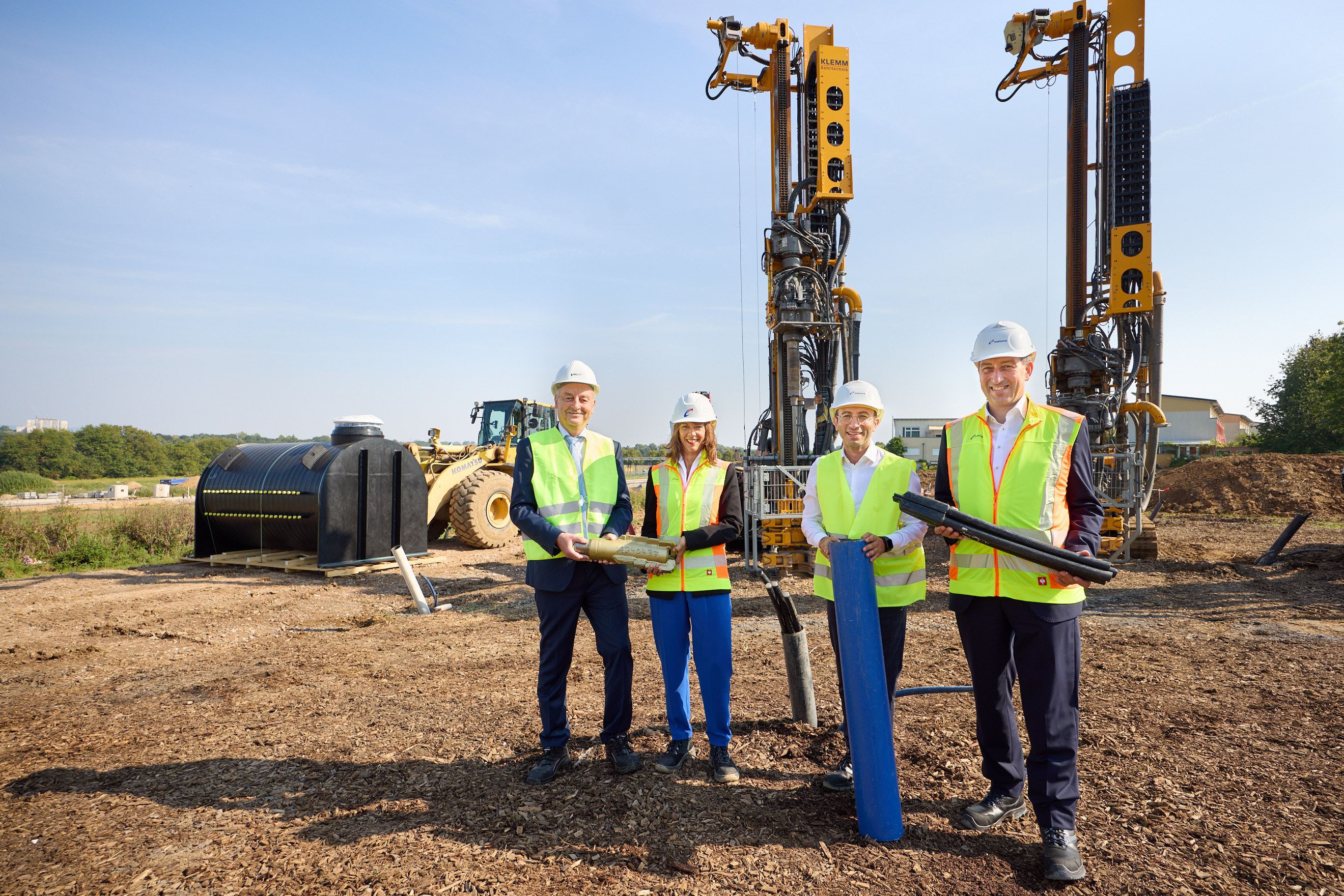 Gruppenfoto vor Geothermie-Bohrmaschinen