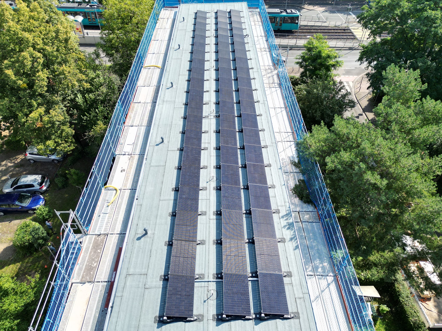 Solaranlage auf Wohnhaus mit Flachdach