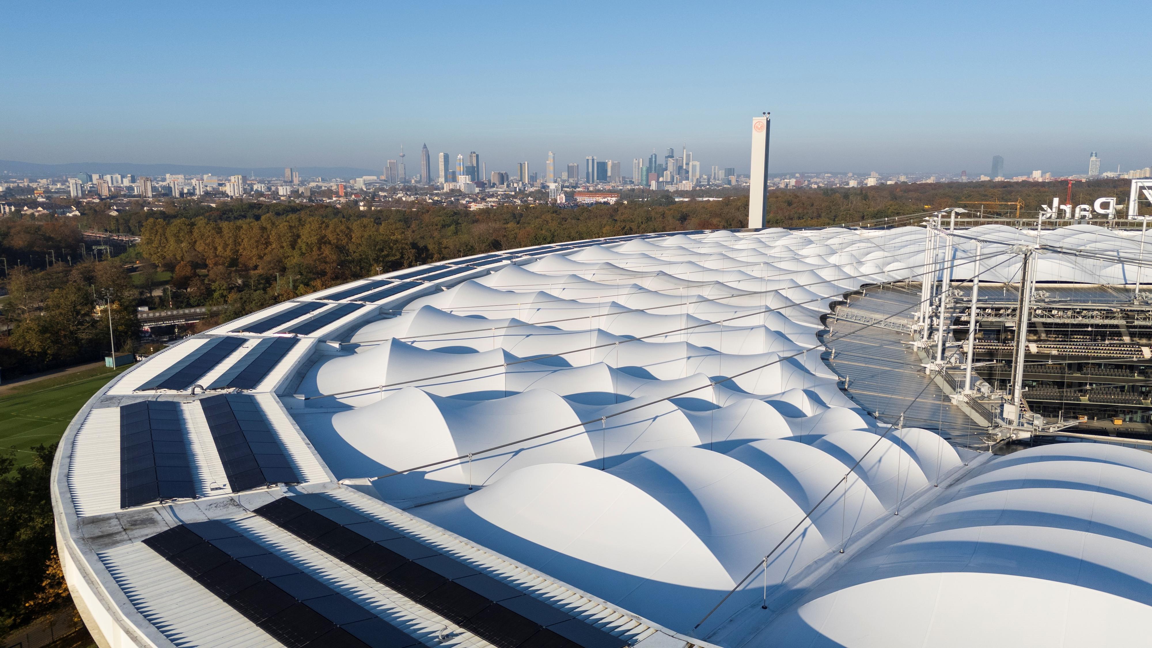 Eine Photovoltaikanlage auf dem Dach eines Stadions