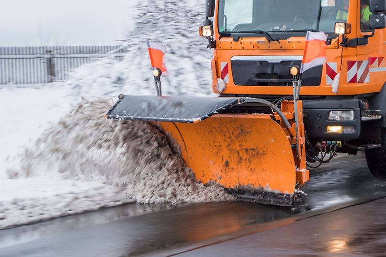 Schneeräumfahrzeug beseitigt Schnee von der Straße