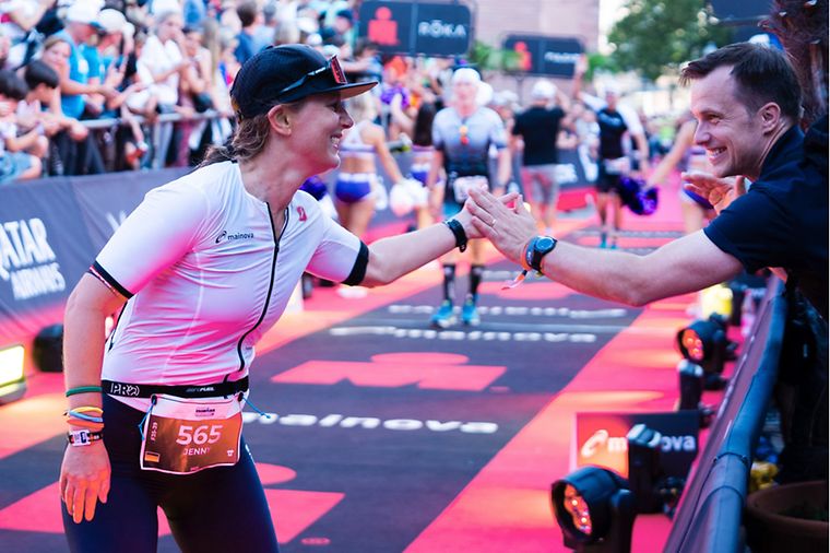 Mainova Mitarbeiterin Jenny Frenzel läuft durch die Ziellinie beim Ironman Triathlon in Frankfurt