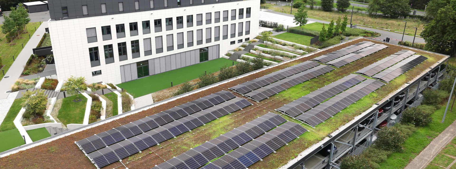Blick auf das Dach eines Parkhauses mit Photovoltaikmodulen