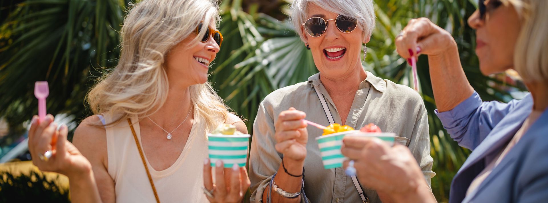 Drei Frauen essen Eis und sind fröhlich