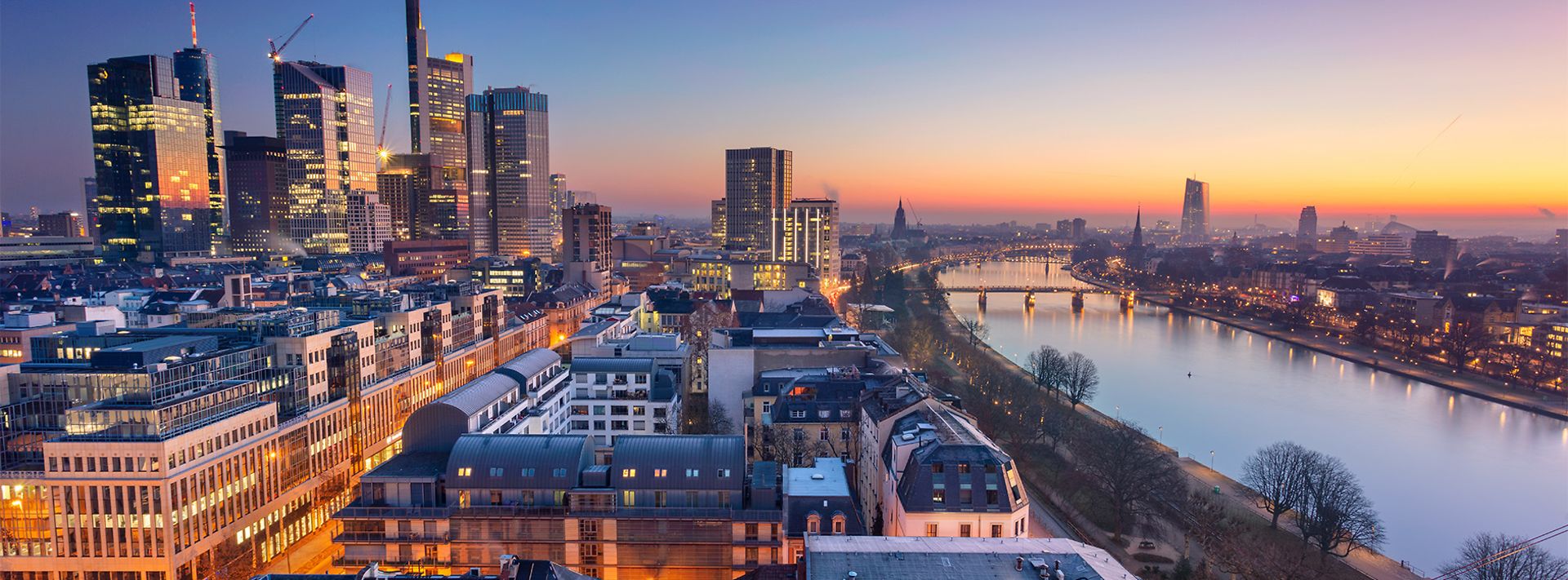 Frankfurt Skyline am Abend mit Lichtern