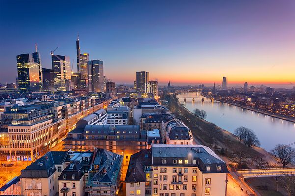 © stock.adobe.com/Rudolf Balasko Frankfurt Skyline am Abend mit Lichtern