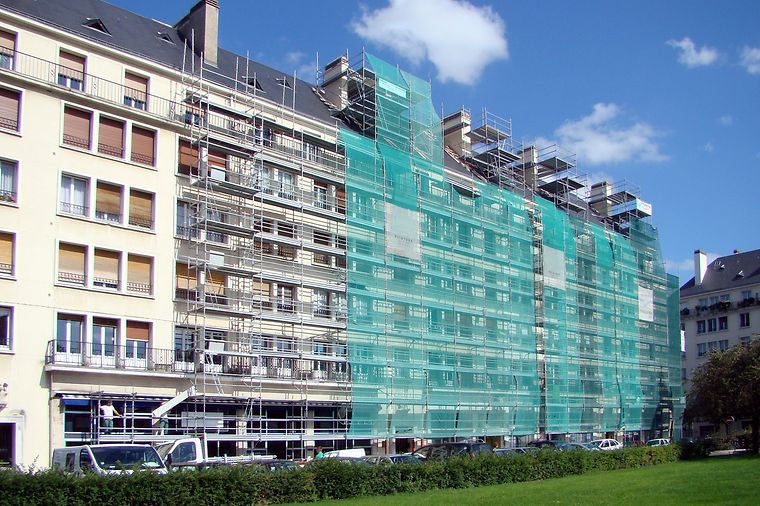 Mehrfamilienhaus mit Gerüst an der Fassade