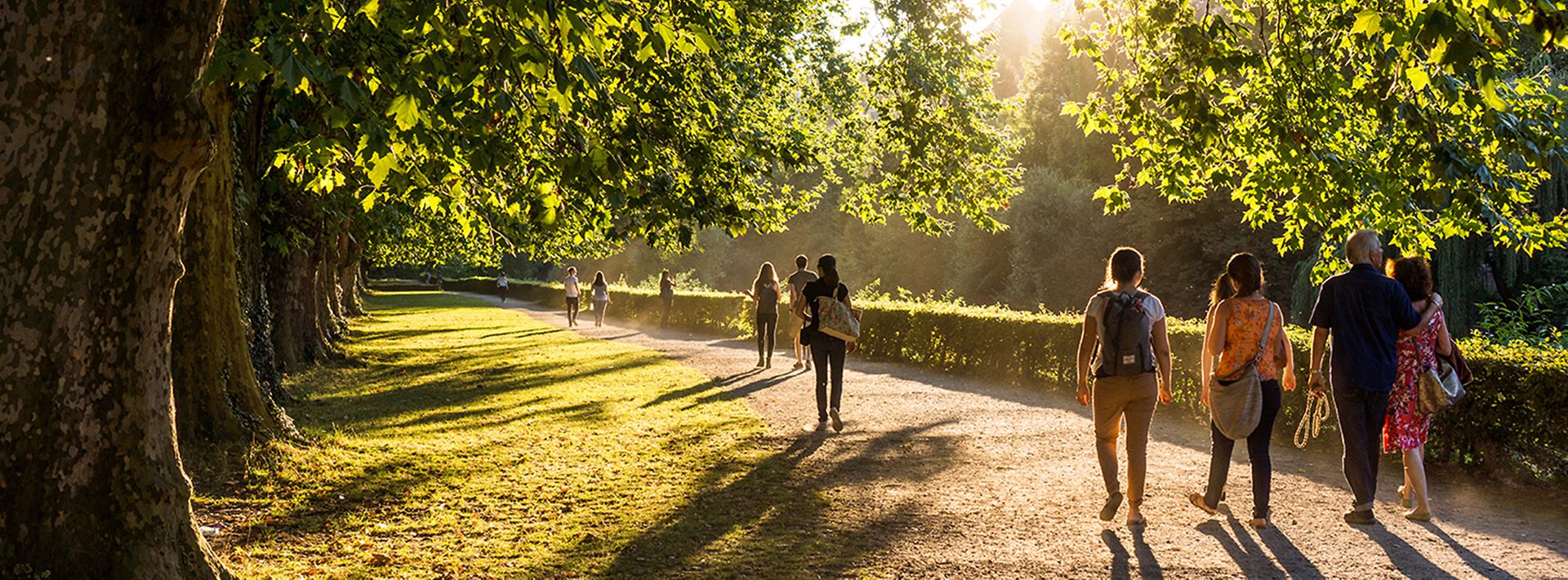 Spaziergänger in einem idyllischen Park