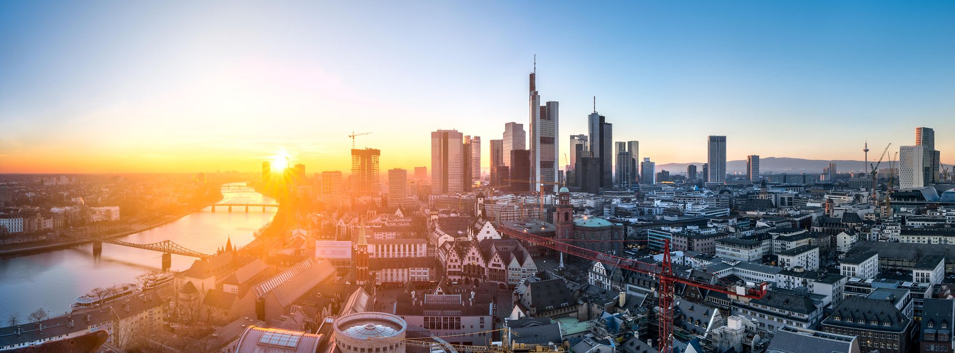 Panorama der Frankfurter Skyline bei Sonnenuntergang