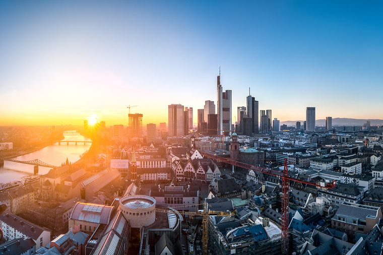 Panorama der Frankfurter Skyline bei Sonnenuntergang